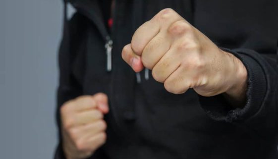 Brutaler Angriff: Schmerzensgeld für gefährliche Schnittwunden im Gesicht