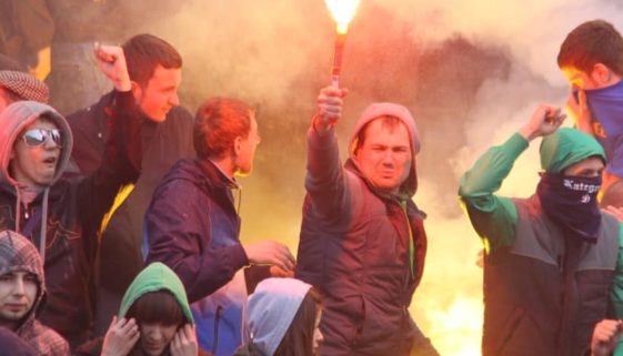 Strafbarkeit bei Abbrennen einer bengalischen Fackel in einer Menschenmenge