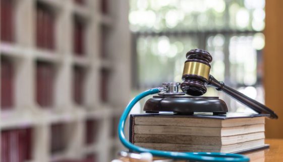 Erkrankung eines Angeklagten - Auskunft eines Arztes über Verhandlungsfähigkeit