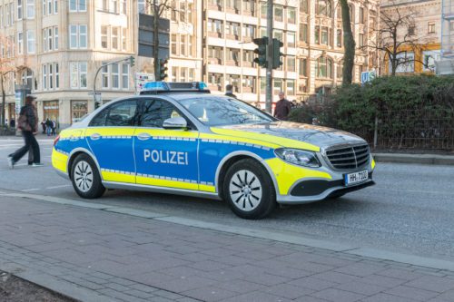 Flucht vor Polizeifahrzeug mit Fahrzeug ein Kraftfahrzeugrennen?