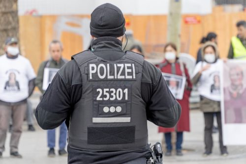 Beleidigung von Polizeibeamten als „Scheiß Bullen!“ und Nötigung