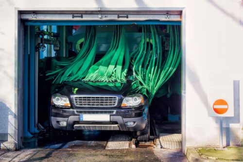 Verkehrsunfallflucht bei Beschädigung einer Waschstraße - Fahrerlaubnisentziehung