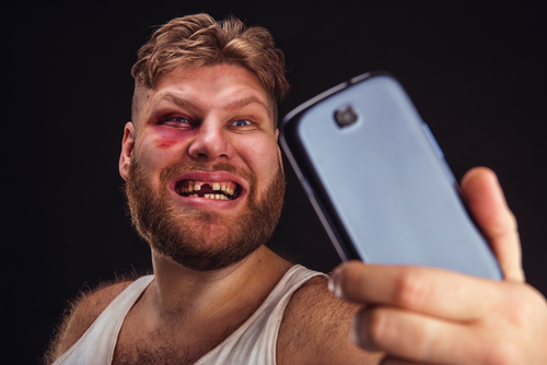 Schlag mit einem Mobiltelefon - Körperverletzung mittels eines gefährlichen Werkzeugs