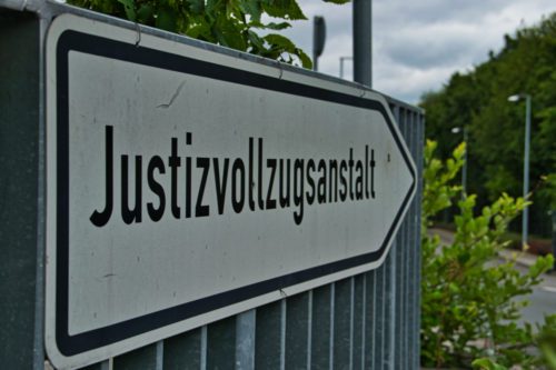 Erzwingungshaft bei geringer Geldbuße zu Lasten eines Sozialhilfeempfängers