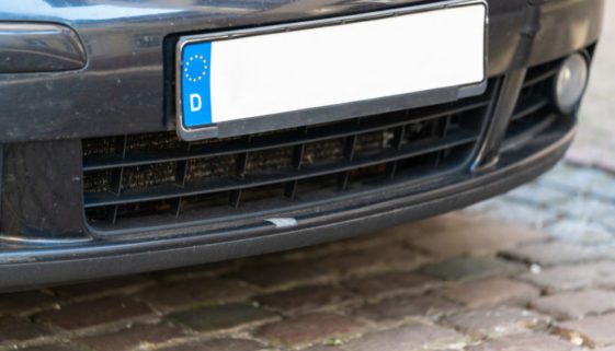 Urkundenunterdrückung - vollständiges Überklebens eines Kfz-Kennzeichenschildes