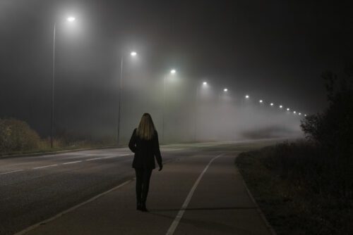 Fahrlässige Tötung - dunkel gekleideter Fußgänger auf Fahrbahn – Mitverschulden