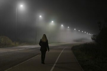 Fahrlässige Tötung – dunkel gekleideter Fußgänger auf Fahrbahn – Mitverschulden