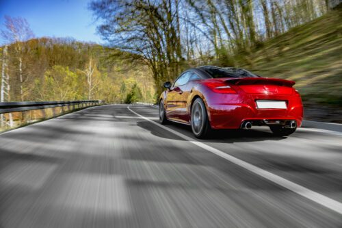 Tateinheit und Vorsatz bei Fahren ohne Führerschein mit hoher Geschwindigkeit