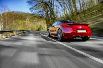 Tateinheit und Vorsatz bei Fahren ohne Führerschein mit hoher Geschwindigkeit