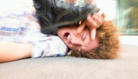 Gefährliche Körperverletzung – gefährliches Werkzeug bei wuchtigem Tritt mit Turnschuh
