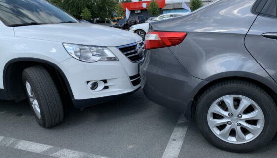 Verkehrsunfallflucht - Fahrzeugkollision Ausparken