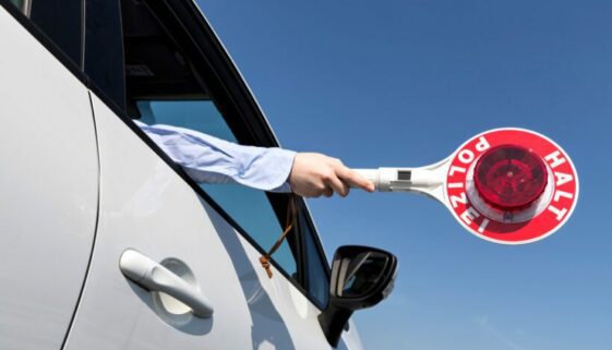Fahren ohne Fahrerlaubnis - Anhalten wegen Geschwindigkeitsverstoß - Dauerstraftat Fahren ohne Fahrerlaubnis - Anhalten wegen Geschwindigkeitsverstoß - Dauerstraftat