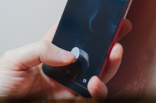 Entsperren Mobiltelefon mit zwangsweise abgenommenen Fingerabdruck