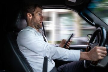 Verkehrsunfall wegen Nutzung eines Mobiltelefons während der Fahrt – Strafzumessung