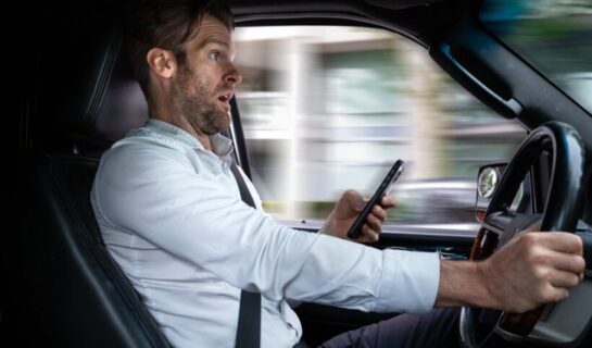 Verkehrsunfall wegen Nutzung eines Mobiltelefons während der Fahrt – Strafzumessung