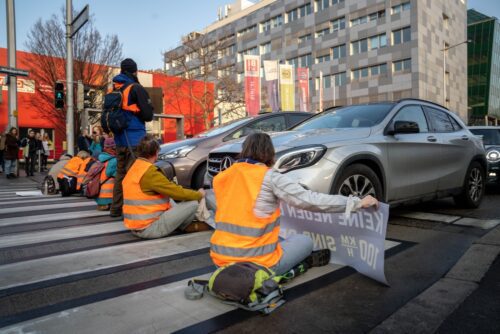 Festkleben auf Fahrbahn Klimaaktivist – Nötigung - Strafzumessung