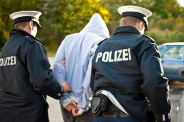 Widerstand gegen Vollstreckungsbeamte bei rechtswidriger Entkleidung