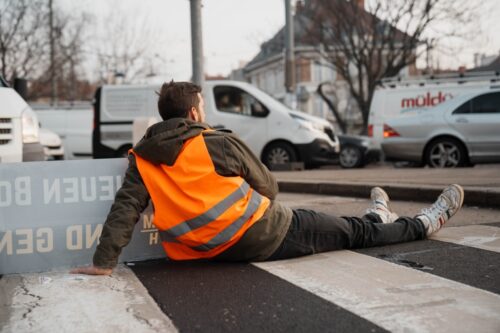 Nötigung durch Festkleben auf Straße