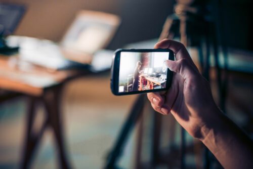 Mobiltelefonbeschlagnahme bei Fotografieren von fremden Personen zu privaten Zwecken