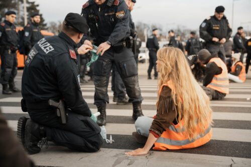 Widerstands gegen Vollstreckungsbeamte nach § 113 Abs. 1 StGB bei Festkleben auf Fahrbahn