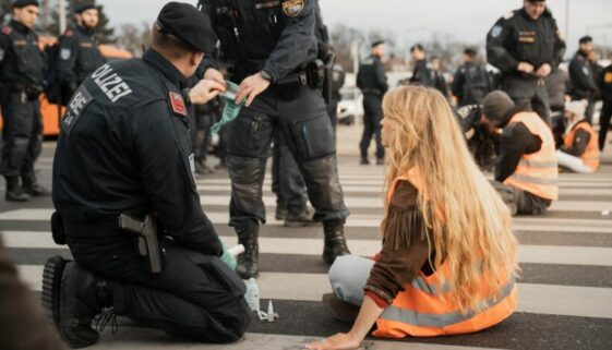 Widerstands gegen Vollstreckungsbeamte nach § 113 Abs. 1 StGB bei Festkleben auf Fahrbahn