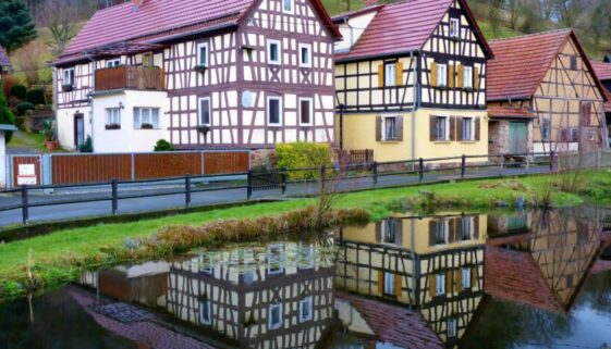The,Thuringian,Village,Meusebach,Is,Famous,For,Its,Half-timbered,Houses. Verkehrssicherungspflicht für dorfnahen Teich