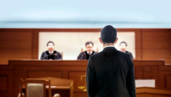 Back,Of,Lawyer,Talking,To,Attorney,In,Courtroom,.,The Falschaussage