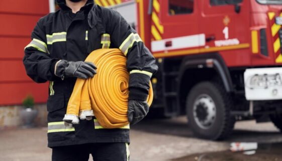 Outside,Near,Truck,And,With,Fire,Hose,In,Hands.,Woman Brandstiftung & Retterschäden: Zurechnung & Urteil