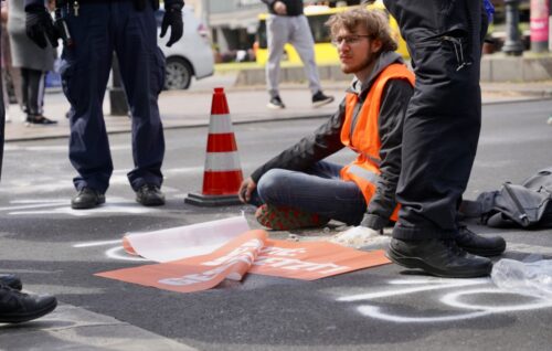 Klimaaktivist klebt sich fest: Urteil in Freiburg gefällt