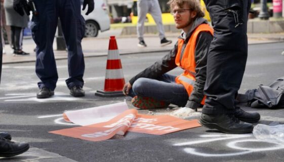 Berlin,,Germany,-,May,18,2023,Climate,Activists,Glue,Themselves Klimaaktivist klebt sich fest: Urteil in Freiburg gefällt