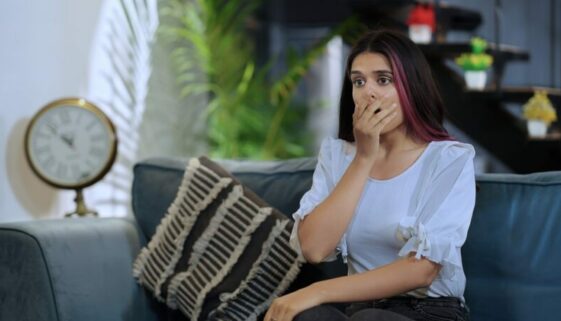 Indian,Unhappy,Tense,Female,Sitting,On,Sofa,Couch,Watching,Shocked Beleidigung einer Frau: Urteil und Folgen