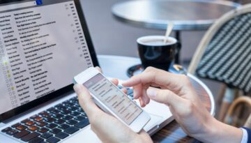 Business,Person,Reading,Emails,On,Smartphone,And,Laptop,Computer,Screen Falsche Zeugnisse per eMail versendet