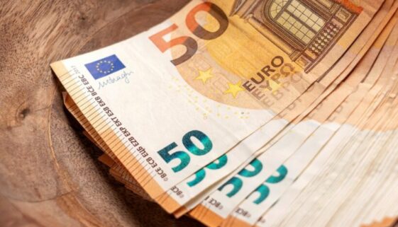 Euro,Banknotes,In,Vintage,Wooden,Container.,Concept,Saving,Money Einziehung von Bargeld bei Geldwäscheverdacht