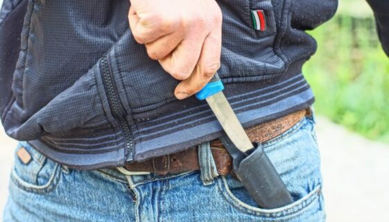 One,Dangerous,Iron,Sharp,Shiny,Knife,With,A,Blue,Handle Drogenhandel und Waffenbesitz