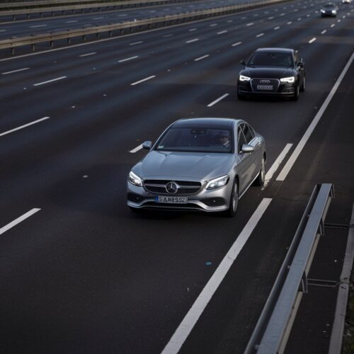 Mercedes wechselt direkt nach Beschleunigungsstreifen vor Audi auf die Überholspur