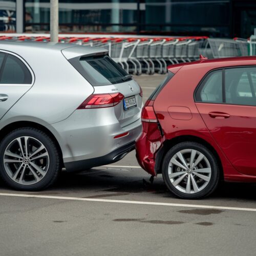 Mercedes verursacht Parkschaden an geparktem VW Golf und verlässt Parkplatz