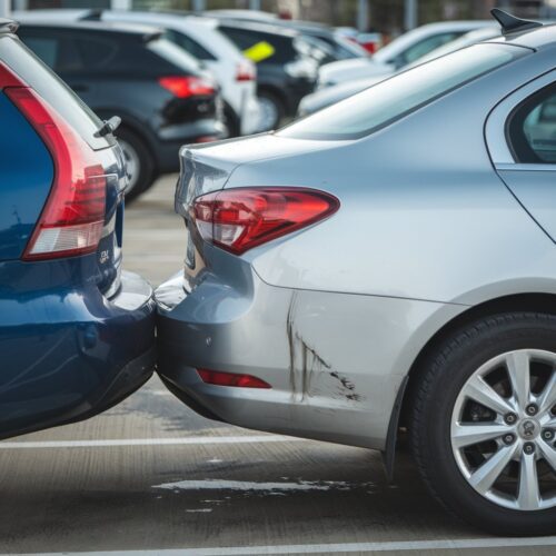 Auto streift beim Ausparken parkendes Fahrzeug und fährt weiter