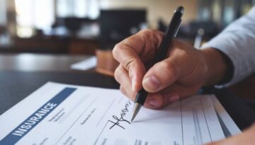 urkundenfaelschung-falsche-unterschrift Hand unterschreibt gefälschten Versicherungsantrag mit falschem Namen.