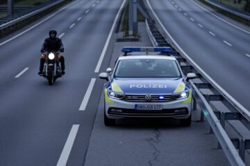 Pflichtwidriges Handeln Polizeibeamter bei Beschuldigtenverfolgung auf Autobahn