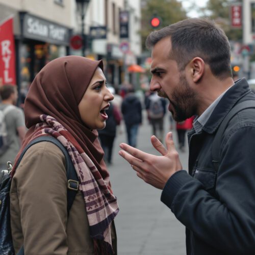 Wütender Streit zwischen einem Mann und einer Frau mit Kopftuch in einer belebten Fußgängerzone. Wo verläuft die Grenze zwischen Meinungsfreiheit und Beleidigung?