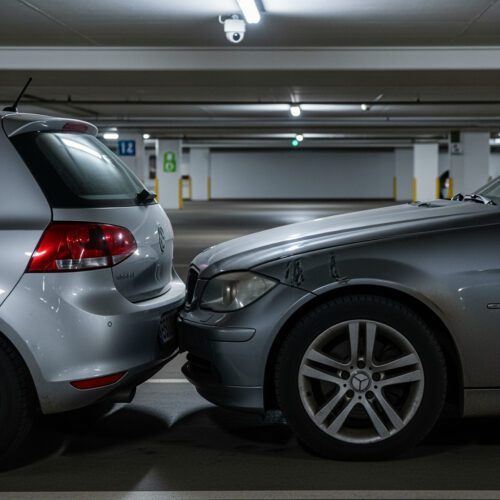 Die Überwachungskamera erfasst den strittigen Parkschaden zweier Fahrzeuge in der Tiefgarage zur Klärung der Haftungsfrage.