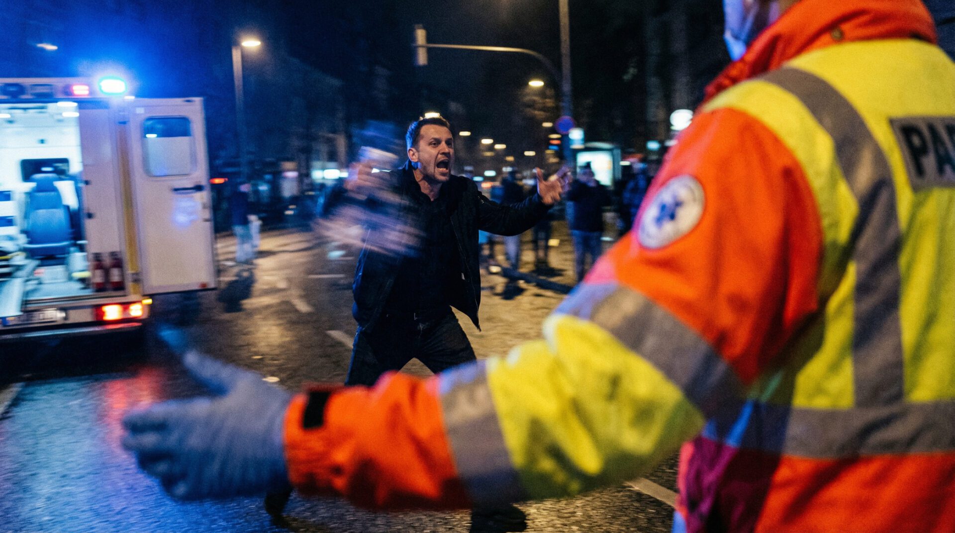 Sicht eines Sanitäters auf eine aggressive Person, die den Rettungseinsatz stört.
