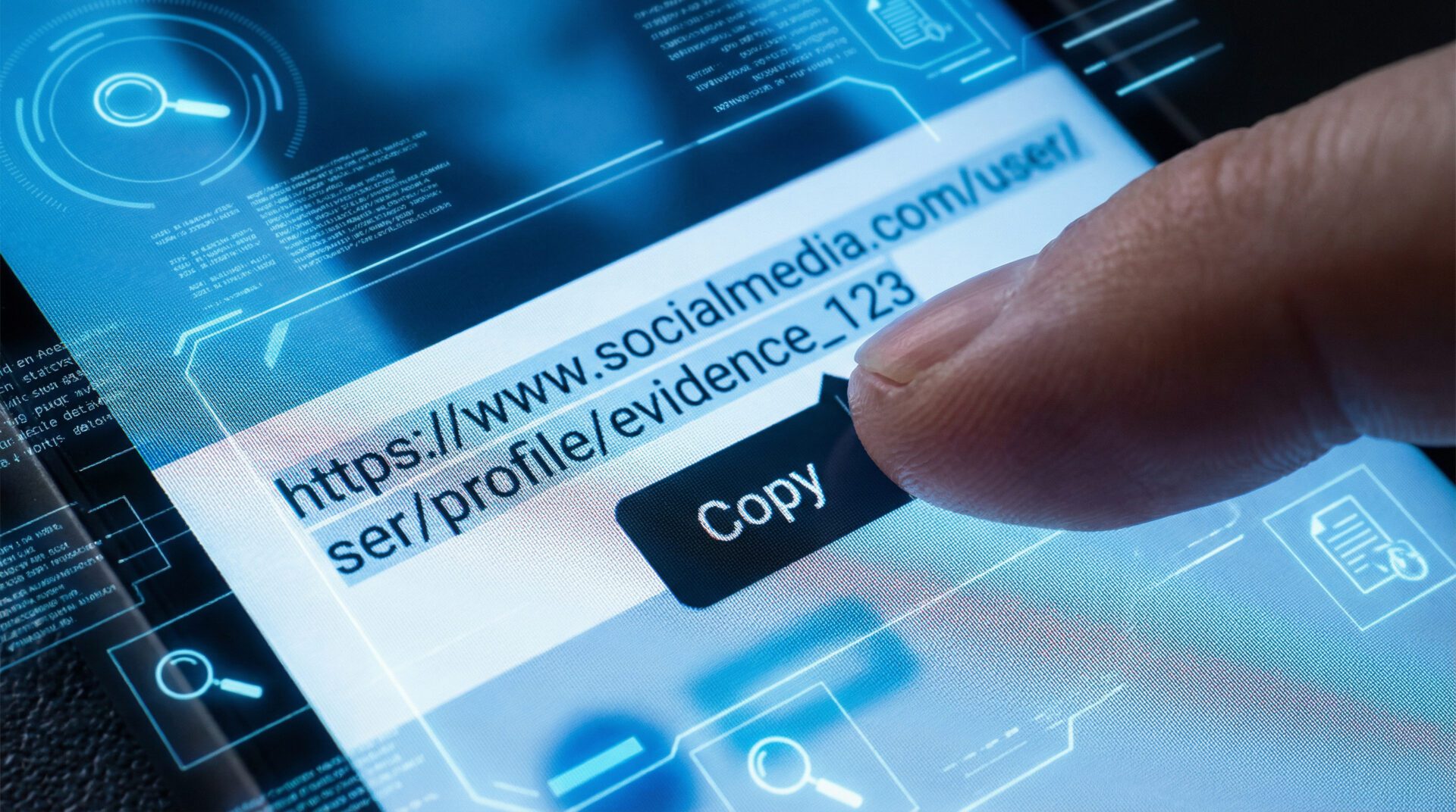 Nahaufnahme eines Fingers auf einem Smartphone-Display, der eine Profil-URL kopiert