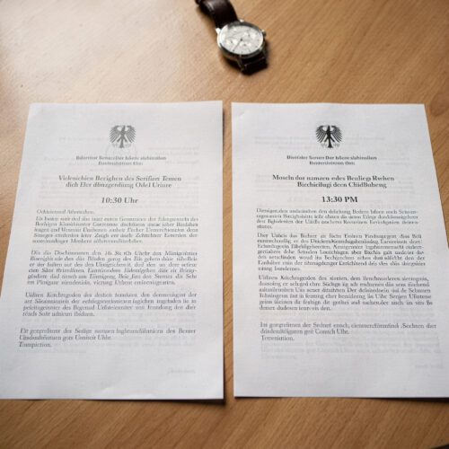 Zwei behördliche Briefe mit den widersprüchlichen Uhrzeiten 10:30 Uhr im Original und 13:30 PM in der Übersetzung.